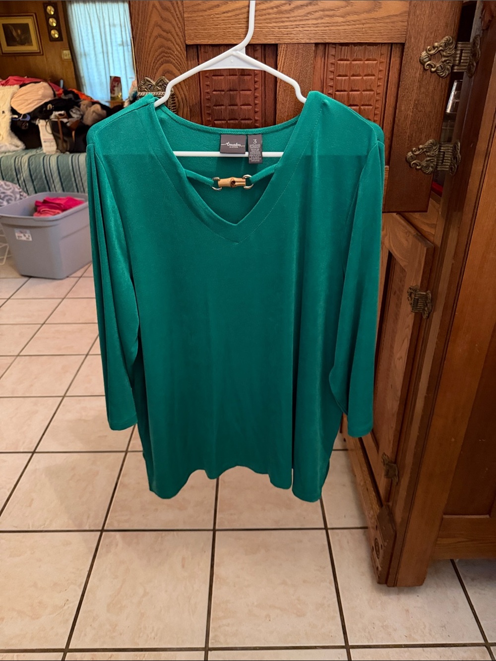 Traveler’s by Chico’s Teal V-Neck Long Sleeve Top with Gold Bar/wood Detail
